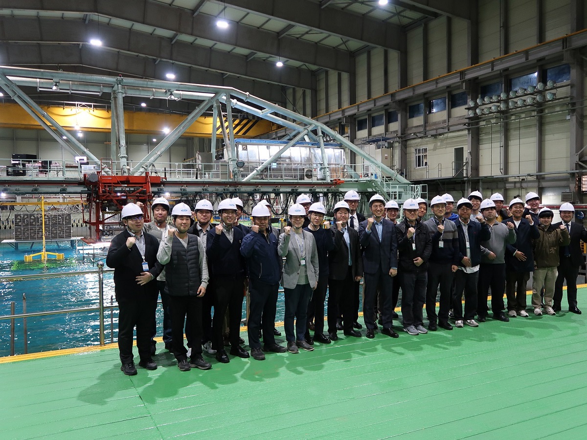 KRISO 해양공학수조에서 진행된 모형시험 사진(1)