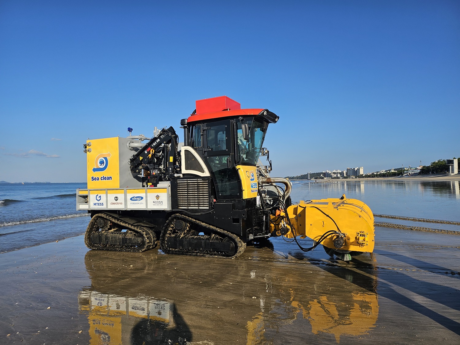 해안유입 및 해안부착 기름 수륙양용 회수장비(브러쉬 회수기 장착)